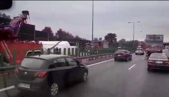 Groźny wypadek na A4 w Krakowie: Przewróciła się cysterna z cementem [ZDJĘCIA]
