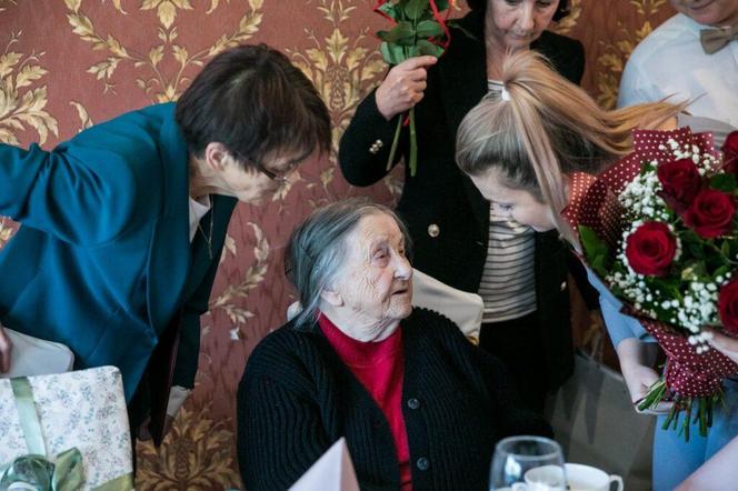 Pani Wanda skończyła 100 lat i zdradza sekret długowieczności. Od tego zawsze zaczyna dzień, kupisz to w każdym sklepie 