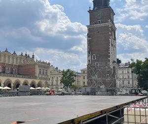 Kontrowersyjna budowa na Rynku Głównym w Krakowie. Mieszkańcy podzieleni