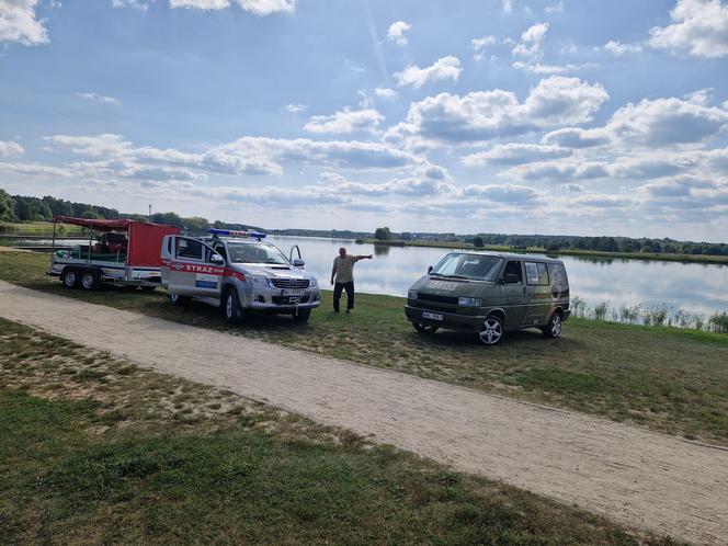 Strażacy i wędkarze badają przyczynę śnięcia ryb w zalewie "Muchawka"