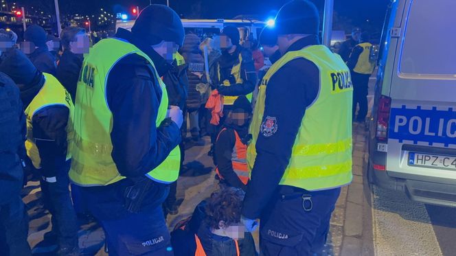 Warszawa. Ostatnie Pokolenie kontra policja. Kolejna próba zablokowania Wisłostrady [ZDJĘCIA].