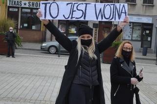 Nie jesteśmy INKUBATORAMI. W Starachowicach protestowali przed biurami posłów PiS [GALERIA]