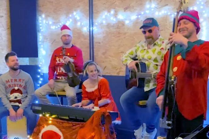 Zespół PIAH nagrał nietypową świąteczną piosenkę Święta, Święta. Pokazuje prawdziwe oblicze polskich obyczajów