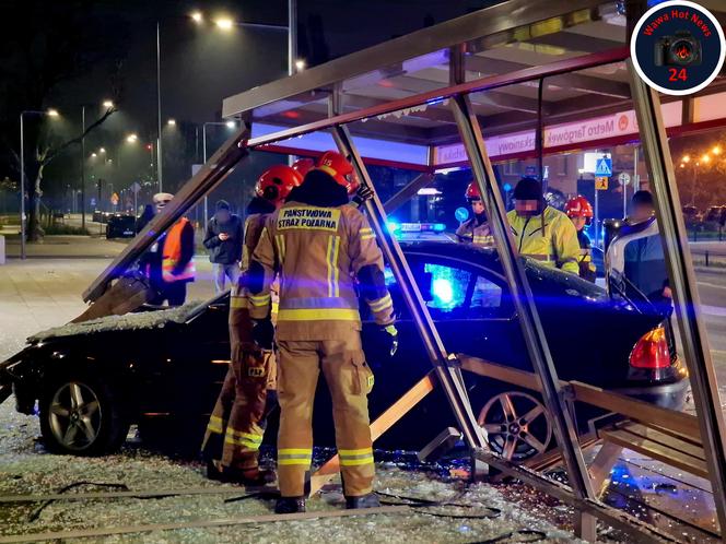 Totalna demolka na Targówku. Bmw rąbnęło w przystanek autobusowy