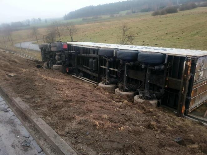 Koszmarny wypadek na S7. Kierowca lawety zginął, gdy ładował na nią zepsute auto [ZDJĘCIA]