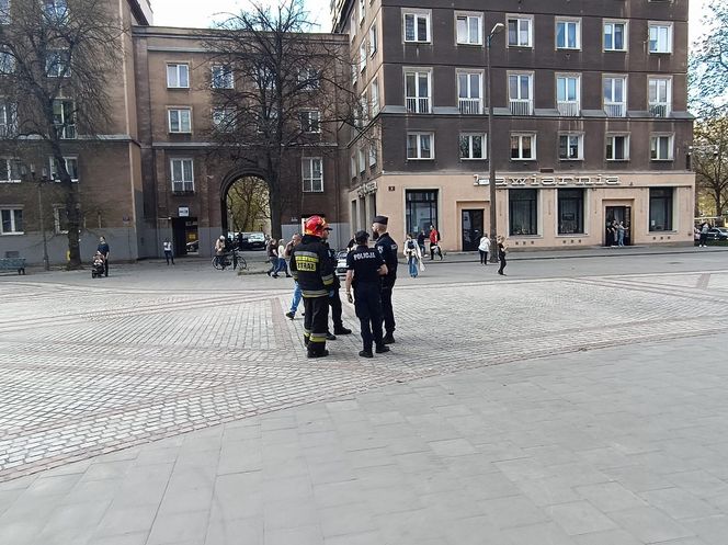 Autobus uderzył w drzewo. Koszmarny wypadek w Krakowie 