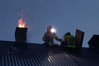 Pożar przewodu kominowego w Pewli Ślemieńskiej. Trzy podtrute czadem osoby trafiły do szpitala