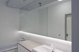 Minimalistyczna łazienka w bieli