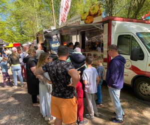 Food trucki nad jeziorem Ukiel w Olsztynie. Trwa kulinarna uczta! 