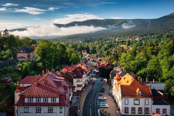 Najdroższe kurorty: Świnoujście, Międzyzdroje, Sopot, Mikołajki, Olsztyn, Kraków, Zakopane, Szczawnica, Szklarska Poręba, Świeradów Zdrój, Karpacz