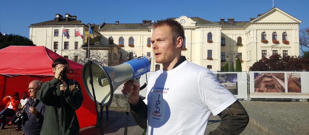 Rezydenci z bydgoskich szpitali protestowali na Starym Rynku