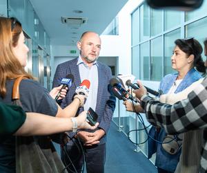 Marszałek Całbecki podczas konferencji prasowej