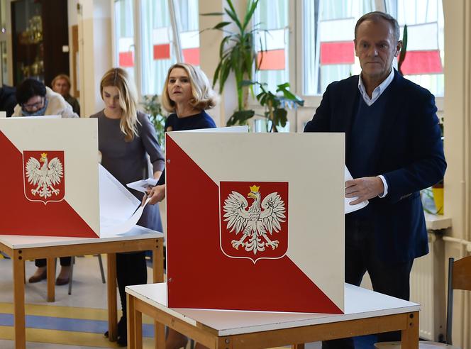 Donald Tusk głosuje wraz z rodziną