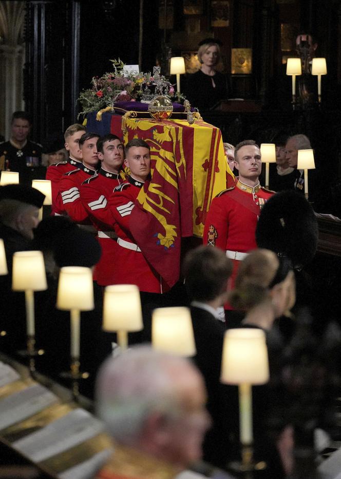 Trumna z ciałem Królowej przybyła do Westminsteru