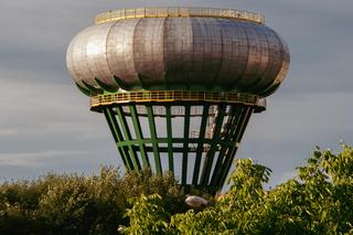 Potężny grzyb w Tarnowie - Bania od 40 lat wciąż jest w użytku, a w Mazowieckiem ma sławną siostrę bliźniaczkę