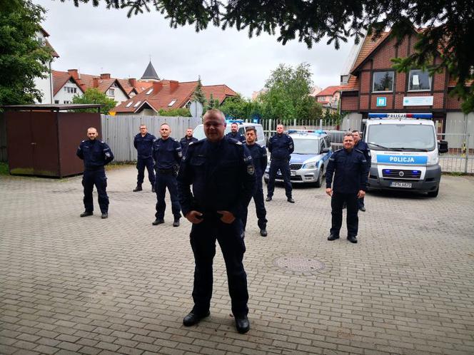 Policjanci z Czerska robią pompki do chorego chłopca