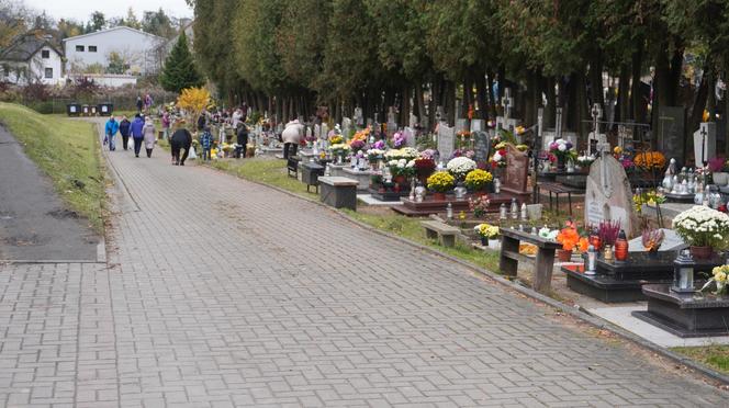 Tłumy na cmentarzu przy ul. Poprzecznej. Olsztynianie odwiedzają groby bliskich [ZDJĘCIA]