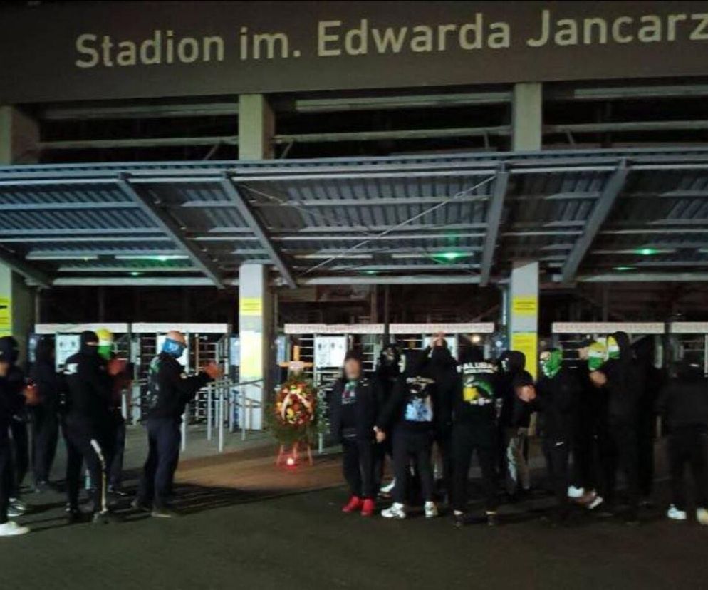 Kibice Falubazu z wieńcem pod stadionem Stali Gorzów 