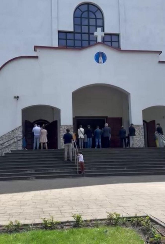 Policja przyjechała na sygnale do kościoła. Proboszcz negocjował, przemówił do wiernych