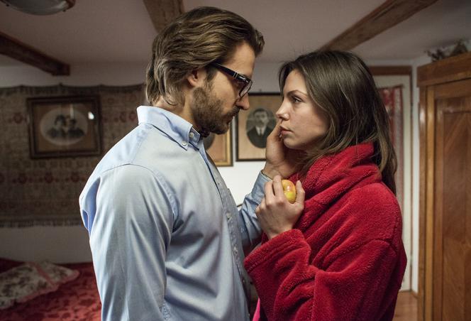 To nie koniec świata 2 sezon odc. 20. Anka (Karolina Gorczyca), Adam Tenczyński (Piotr Stramowski)