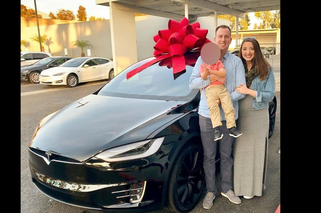 2-latek przygniótł Teslą Model X swoją ciężarną matkę. Rodzina pozwała producenta aut