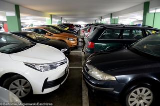 Co zrobić, gdy ktoś zarysuje lub uszkodzi auto na parkingu