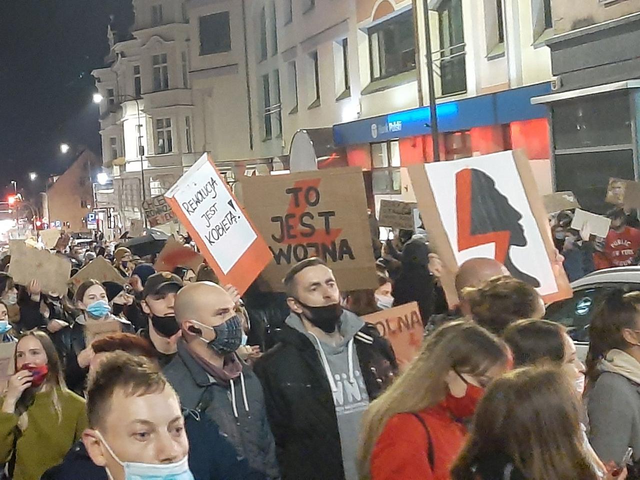 Protesty kobiet w Olsztynie. Policja wlepia mandaty za brak maseczek  