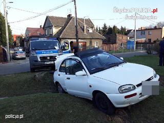 Policyjny pościg - radiowóz zepchnął Mazdę do rowu