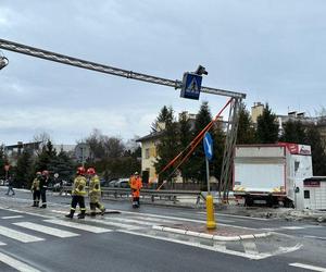 Ciężarówka wjechała na chodnik. Uszkodzony element bramownicy uderzył 78-latkę