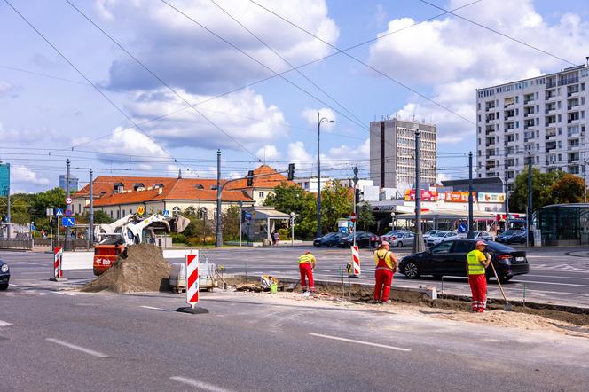 Prace przy zazielenianiu pl. Bankowego w Warszawie