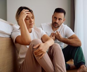 Męczy cię to, jak partner trzyma kubek? Okazuje się, że właśnie to może chronić wasz związek. Kluczem są beżowe flagi