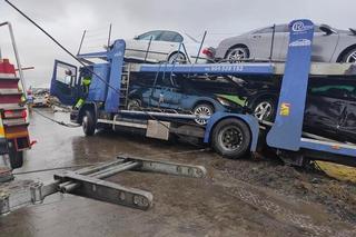 Wypadek na A4. Przewróciła się laweta z samochodami