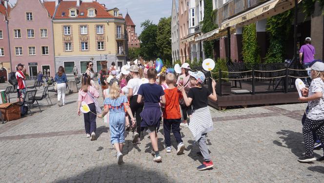 Dni Bajki 2024. W centrum Olsztyna zrobiło się bajkowo. Dzieci przejęły władzę nad miastem [ZDJĘCIA]