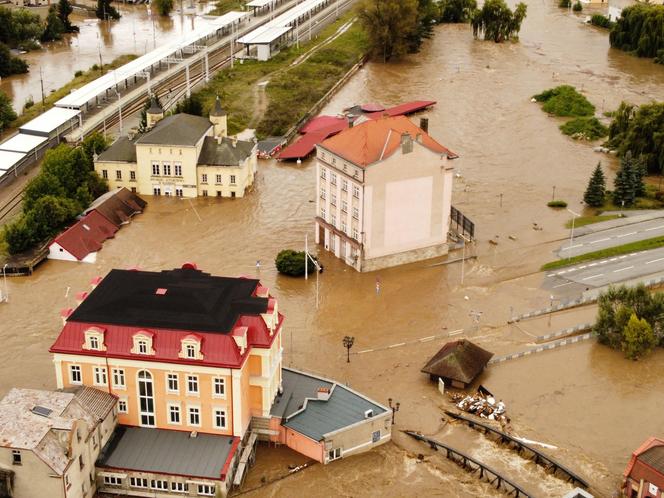 Powódź 2024 w Kłodzku. Miasto tonie, ogrom tragedii widać na zdjęciach z lotu ptaka