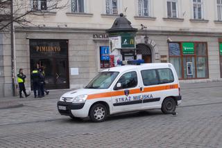 W centrum Krakowa pijany mężczyzna pogryzł strażnika miejskiego