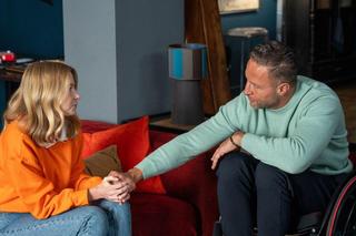 	Barwy szczęścia odc. 2999. Sebastian (Marek Krupski),  Dominika (Karolina Chapko)