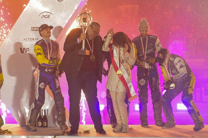 Ceremonia wręczenia trofeum po finale PGE Ekstraligi. Tak cieszył się PRES Toruń!