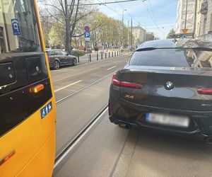 Paraliż w centrum Warszawy. Kierowca BWM zaparkował na torach. Wszystko stanęło!