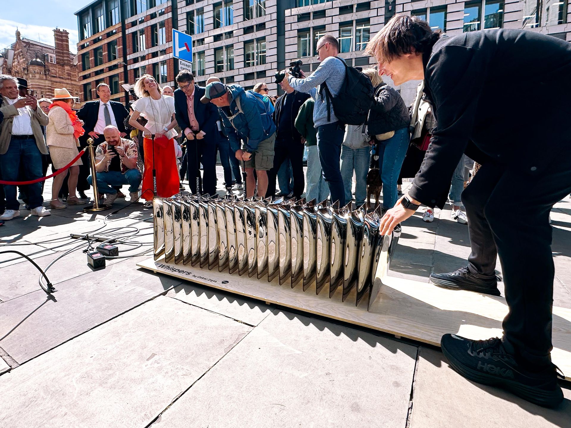 Odsłonięcie instalacji Whispers Oskara Zięty