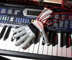 Ten genialny wynalazek pomoże muzykom, którzy przeszli wylew. Robotyczna ręka przywraca umiejętności grania
