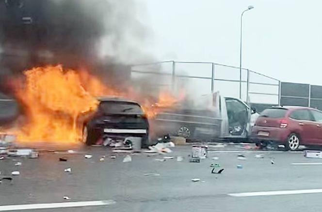 Karambol na autostradzie A4. Zderzyły się cztery samochody. Jeden stanął w płomieniach. Potężne utrudnienia