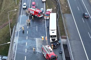 Samochód osobowy zderzył się z ciężarówką. Są ranni, jedna osoba była zakleszczona
