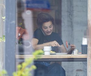 Małgorzata Socha stroi miny przy bajglu