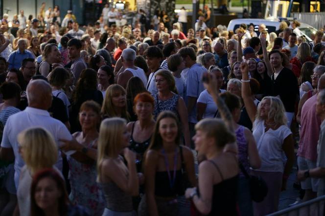 Potańcówka przed Teatrem Śląskim w Katowicach