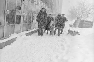 Góry śniegu na warszawskich ulicach! Tak wyglądała zima stulecia [ARCHIWALNE ZDJĘCIA]