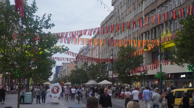 Tłumy na Piotrkowskiej. Zobacz, jak wygląda wizytówka Łodzi podczas urodzin miasta [ZDJĘCIA]