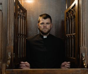 ksiądz konfesjonał spowiedź