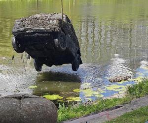 Auta wyłowione z wody przez policję