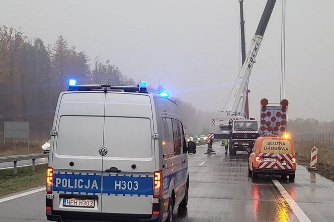 Powiat Garwoliński: na S17 naczepa zjechała do rowu, rozrzucając metalowe belki mostowe