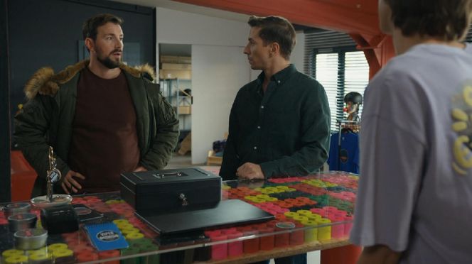 Barwy szczęścia, odcinek 3168. Marcin Kodur (Oskar Stoczyński), Tomasz (Jakub Sokołowski), Wiktor (Grzegorz Kestranek)